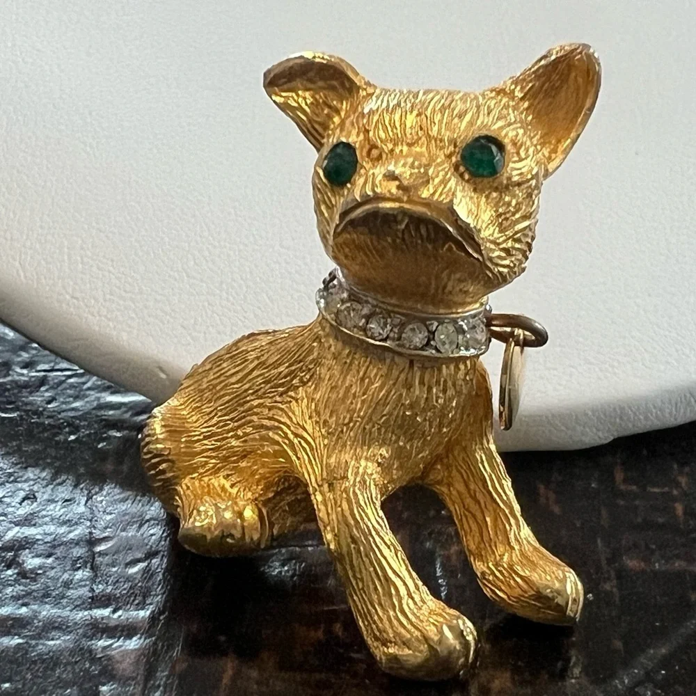 Vintage gold tone pouty dog brooch green eyes rhinestone collar